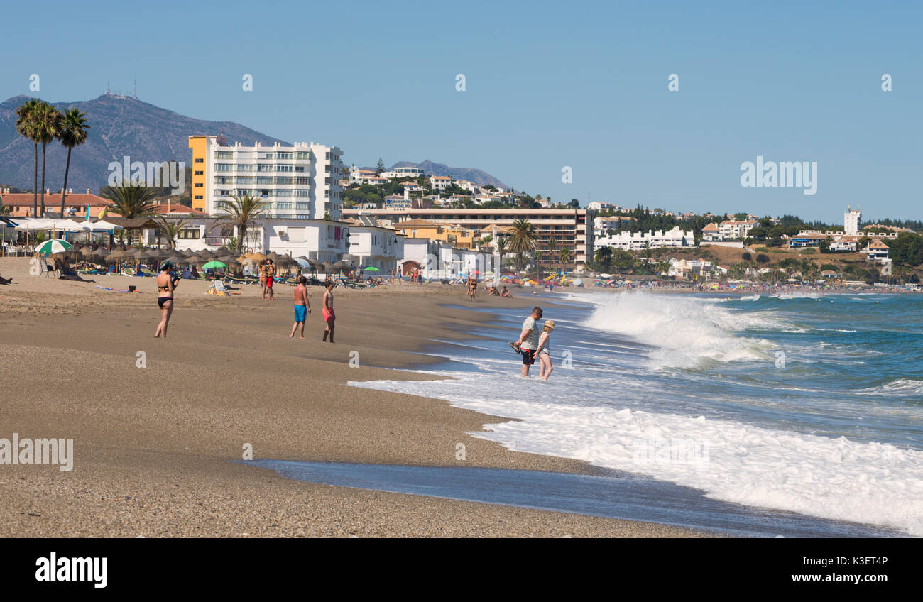 La Cala de Mijas, Costa del Sol, Provinz Malaga, Andalusien, Südspanien. La Bomba Strand. Playa La Bomba. Stockfoto