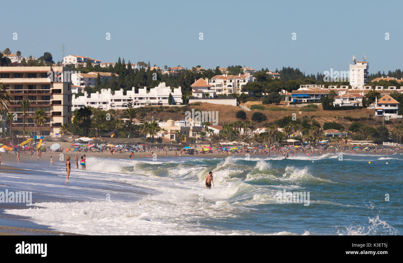 La Cala de Mijas, Costa del Sol, Provinz Malaga, Andalusien, Südspanien. La Bomba Strand. Playa La Bomba. Stockfoto