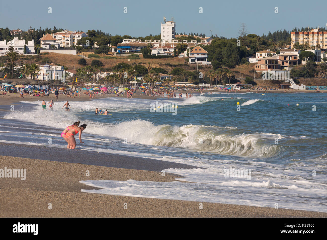 La Cala de Mijas, Costa del Sol, Provinz Malaga, Andalusien, Südspanien. La Bomba Strand. Playa La Bomba. Stockfoto