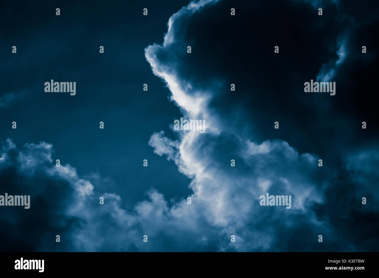 Herrliche Gewitterwolken am Abendhimmel. Hoher Kontrast dramatische Szenerie. Schwarzweiß-Fotografie. Stockfoto