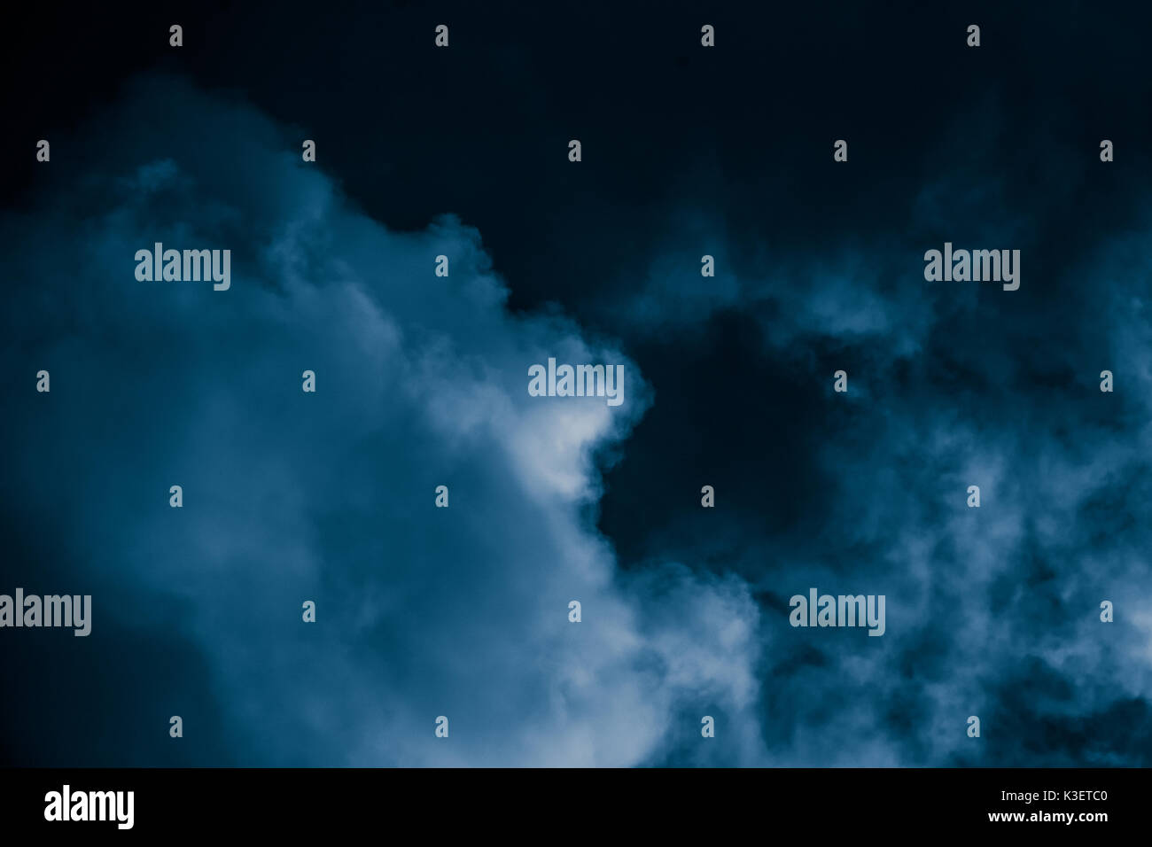 Herrliche Gewitterwolken am Abendhimmel. Hoher Kontrast dramatische Szenerie. Schwarzweiß-Fotografie. Stockfoto