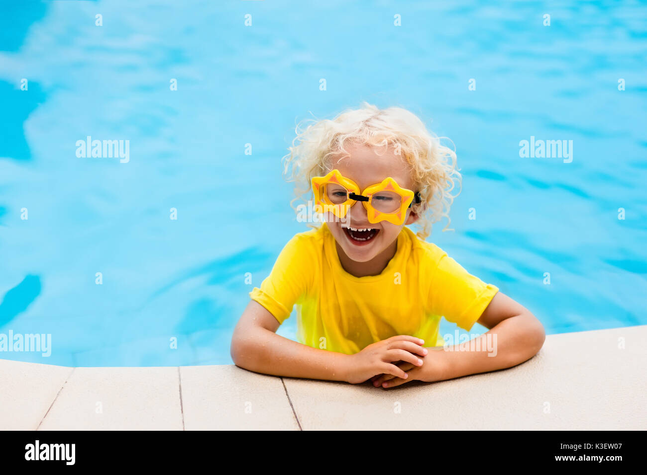 Kind Mit Brille Im Pool Blond Gelockten Jungen Zu Lernen Im Freibad 1985