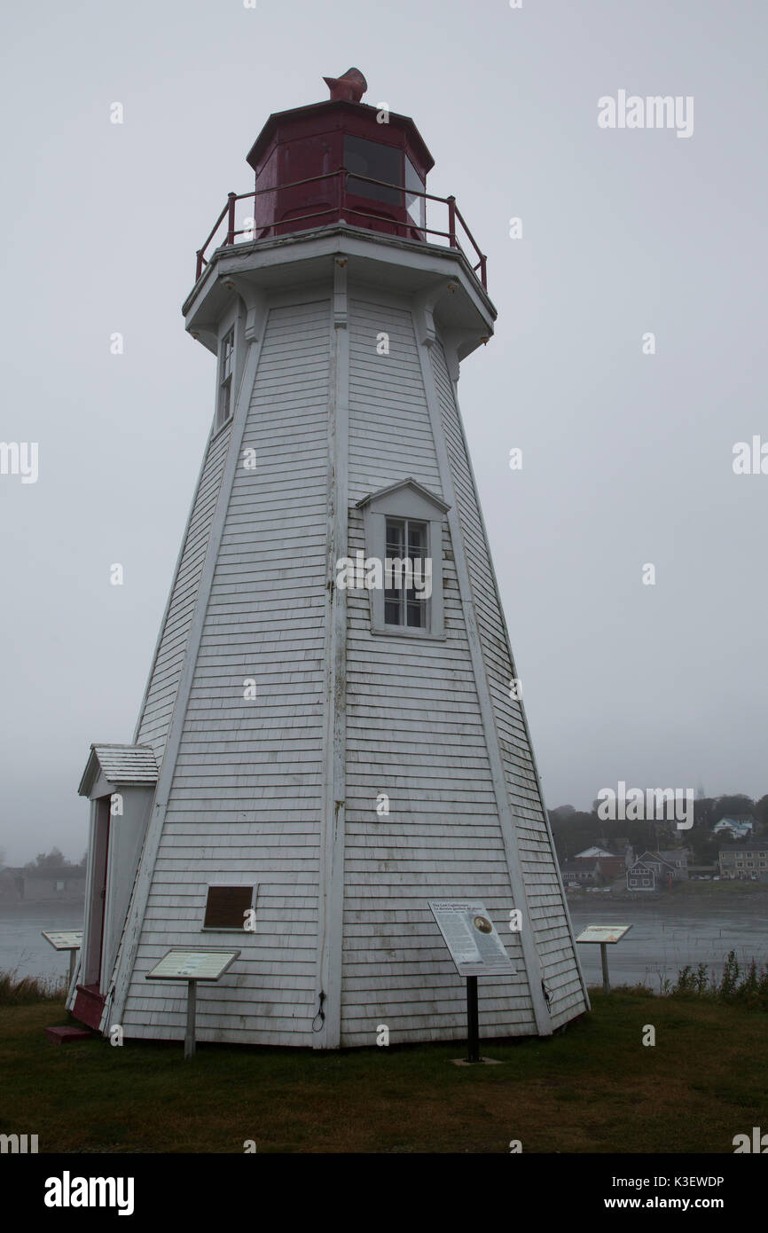 Mulholland Punkt Licht auf Campobello Island in New Brunswick, Kanada. Nebel umhüllt die Stadt Lubec in Maine, USA, auf der anderen Seite der Wasserstraße. Stockfoto