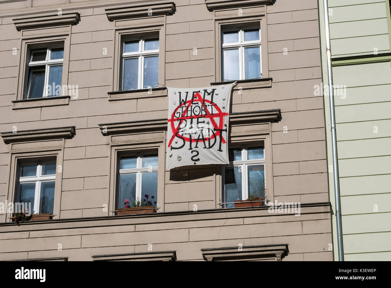 Berlin, Deutschland, ca. August 2017: Deutsche protest Slogan hängen an Fassade in Berlin sagte: "Wem-Technologie sterben Stadt' ('Wem gehört die Stockfoto