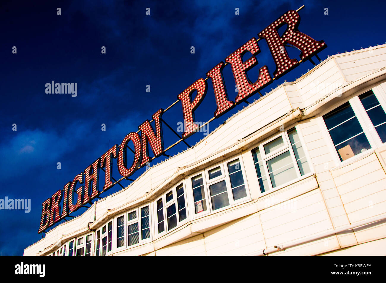 Beleuchtetes Schild auf der Pier von Brighton, East Sussex, Großbritannien Stockfoto