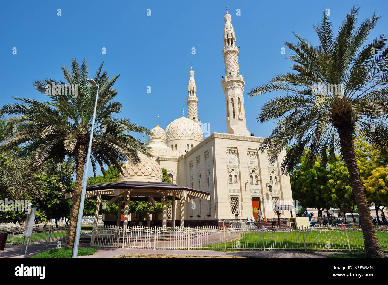 Dubai, Vereinigte Arabische Emirate - Okt 8, 2016: Jumeirah Grand Mosque in Dubai, der Jumeirah Moschee ist die einzige Moschee in Dubai, der zur öffentlichkeit geöffnet ist Stockfoto