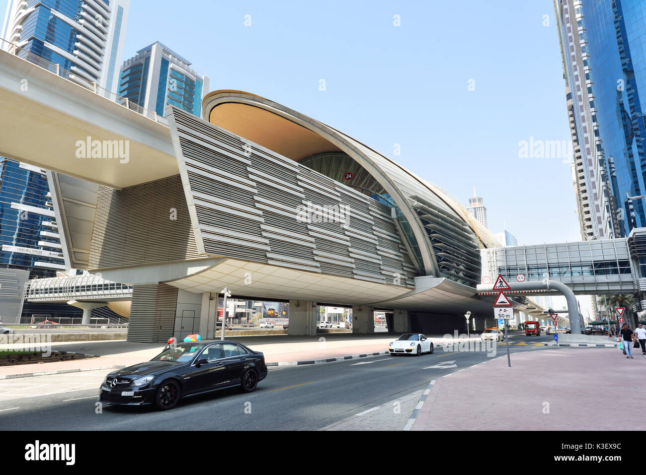 Dubai, Vereinigte Arabische Emirate - Okt 8, 2016: Blick auf die U-Bahn an der Sheikh Zayed Road in Dubai. Stockfoto