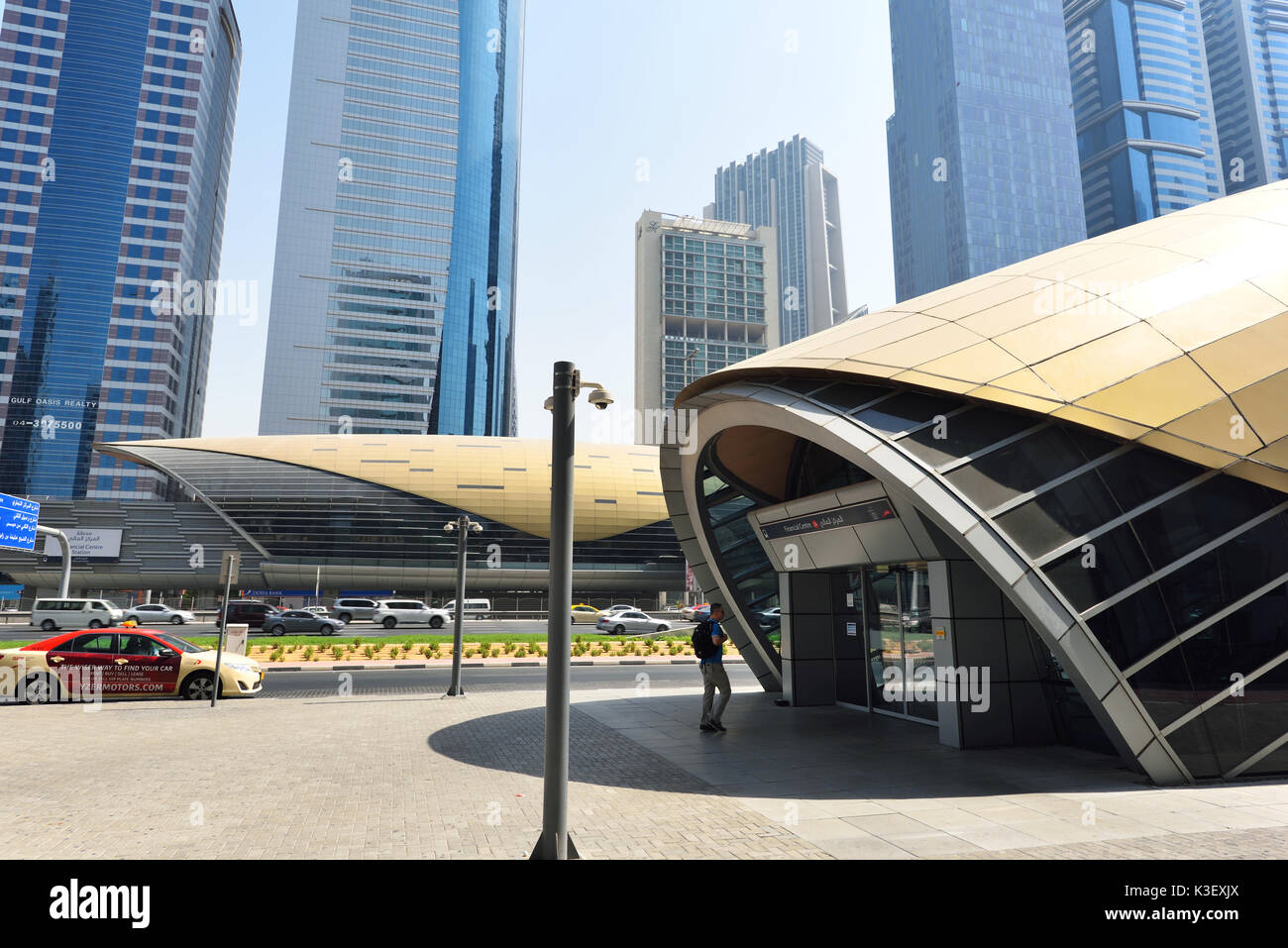 Dubai, Vereinigte Arabische Emirate - Okt 8, 2016: Blick auf die U-Bahn an der Sheikh Zayed Road in Dubai. Stockfoto