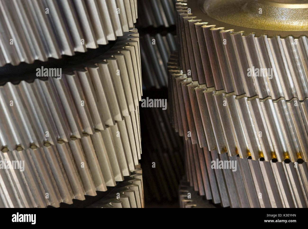 Industrie und Automotive Zahnrad Zahnräder aus metall und Stahl gefertigt  und gefräst mit Hintergrund Stock-Foto