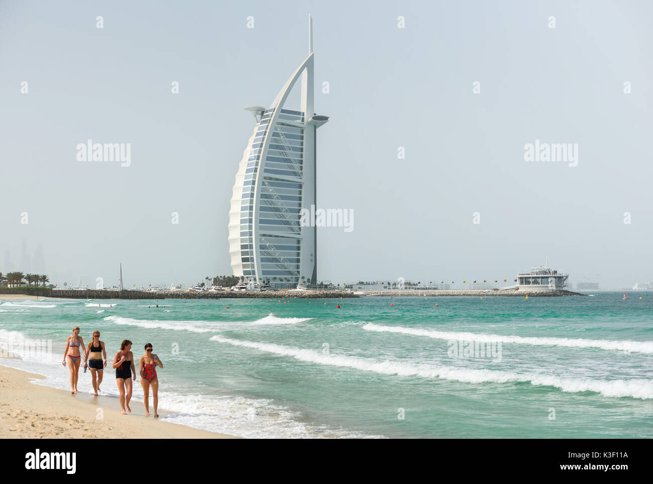 Dubai, Vereinigte Arabische Emirate - Okt 4, 2016: Das Burj Al Arab und Jumeirah Strand am Morgen, Ansicht von Jumeira Beach. Stockfoto