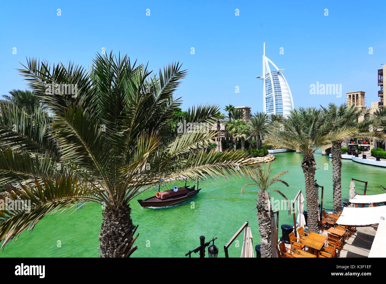 Madinat Jumeirah und das Burj Al Arab Hotel in Dubai Stockfoto