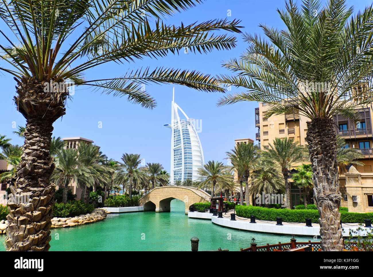 Madinat Jumeirah und das Burj Al Arab Hotel in Dubai Stockfoto