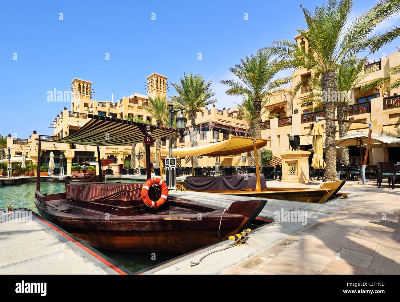 Dubai, Vereinigte Arabische Emirate - Oktober 4, 2016: dubai Seaside Garden View Hintergrund mit dem Burj Al Arab Hotel. Stockfoto