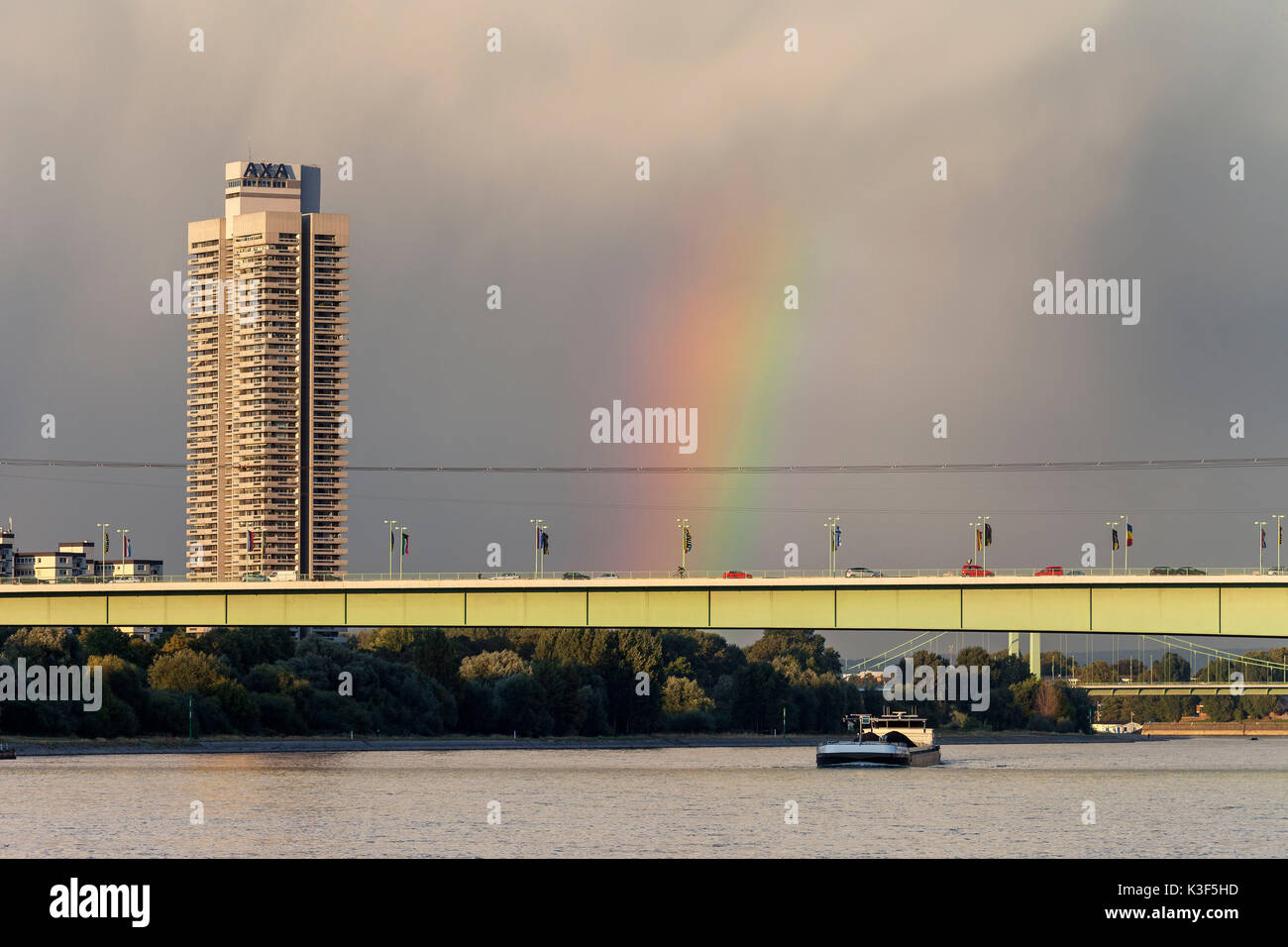 Regenbogen über den Rhein, AXA-Hochhaus, Köln, Nordrhein-Westfalen ...