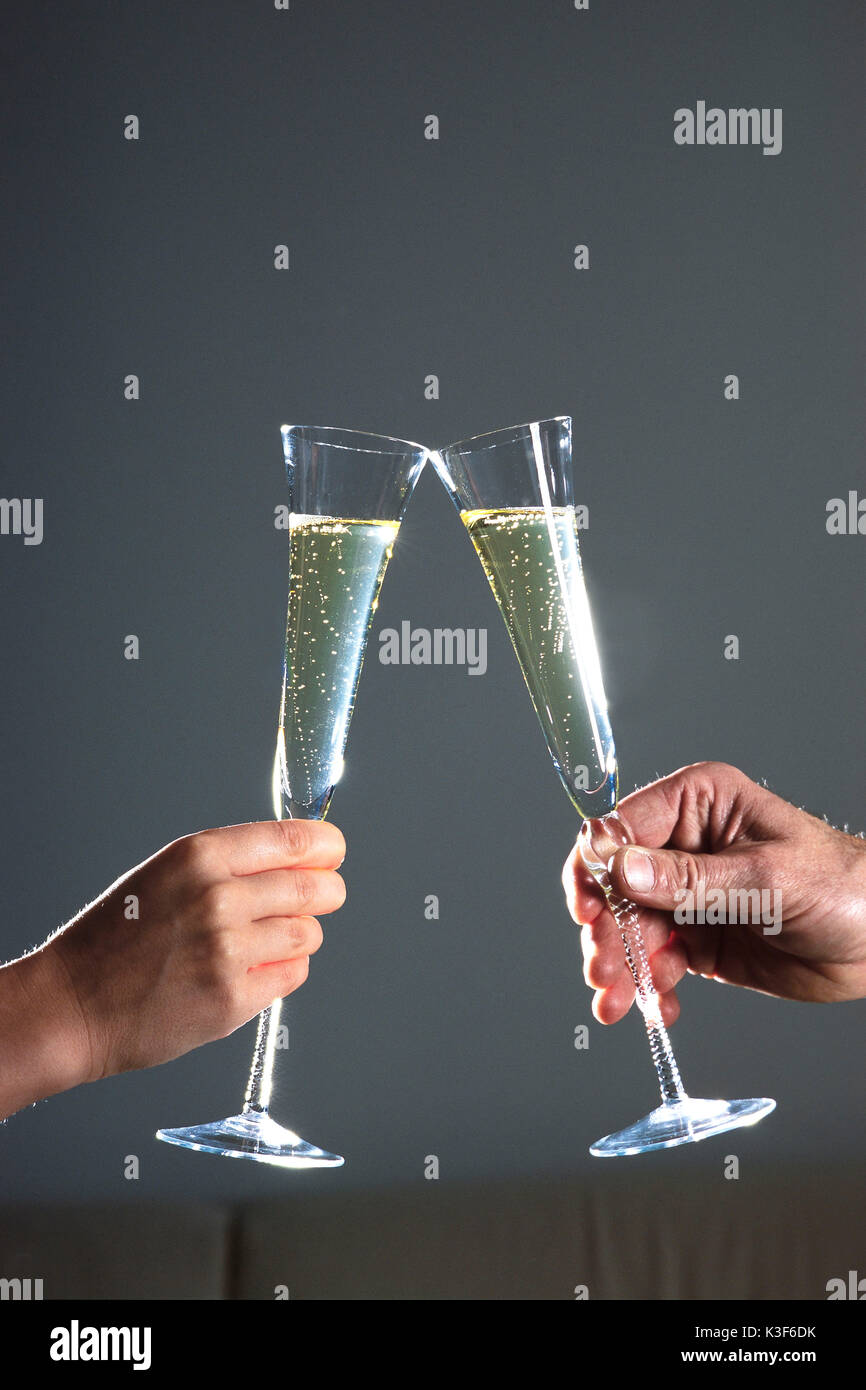 Kick off mit Sekt oder Champagner in der Champagne Gläser Stockfoto