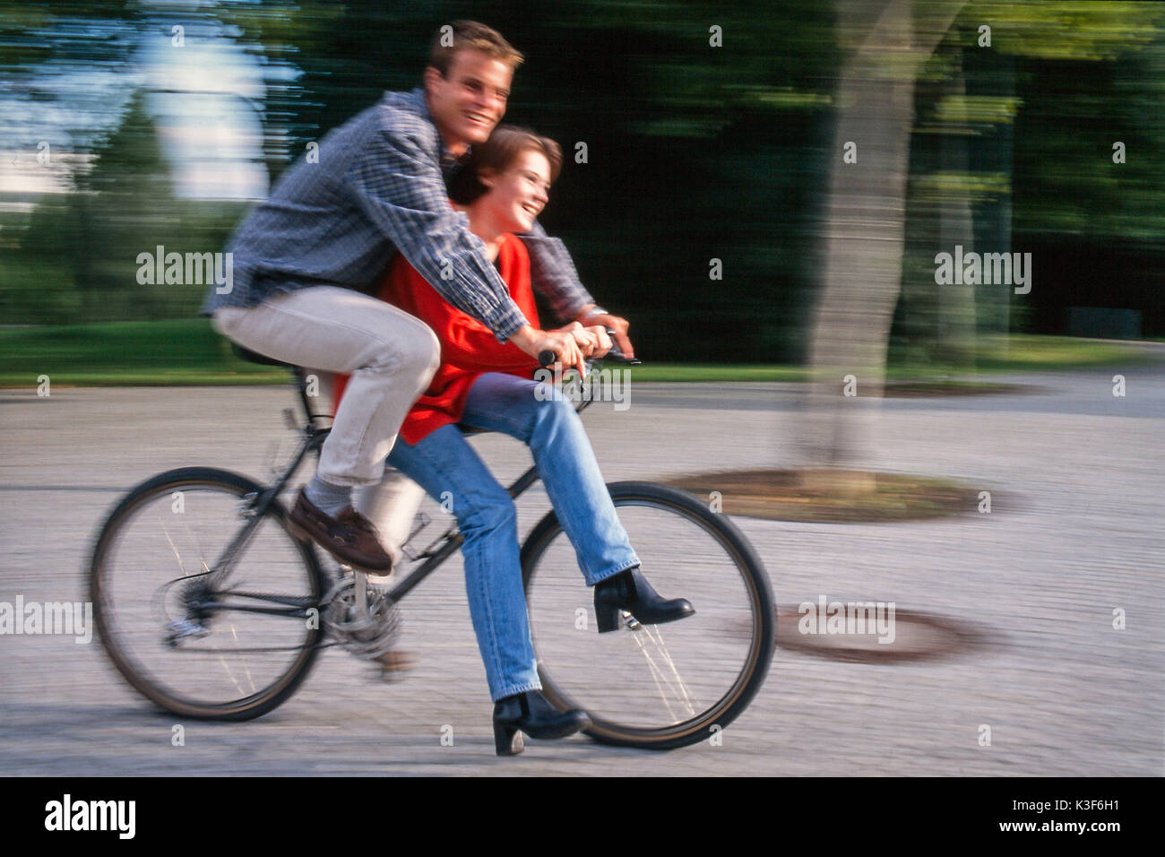 Junges Paar geht zusammen mit dem Mountainbike Stockfoto