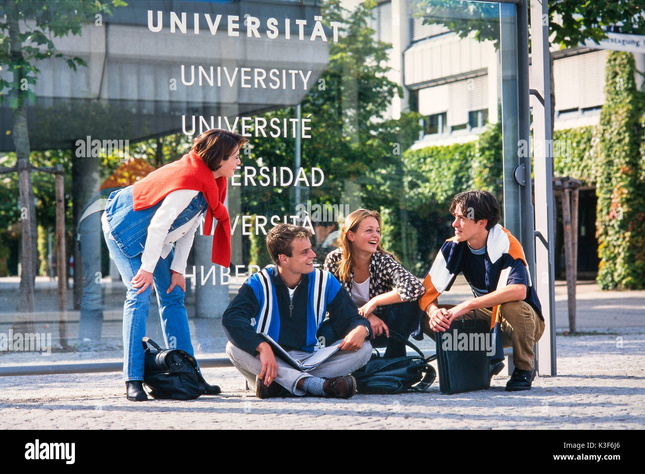 Gruppe von Jugendlichen/Studenten vor der Universität Stockfoto