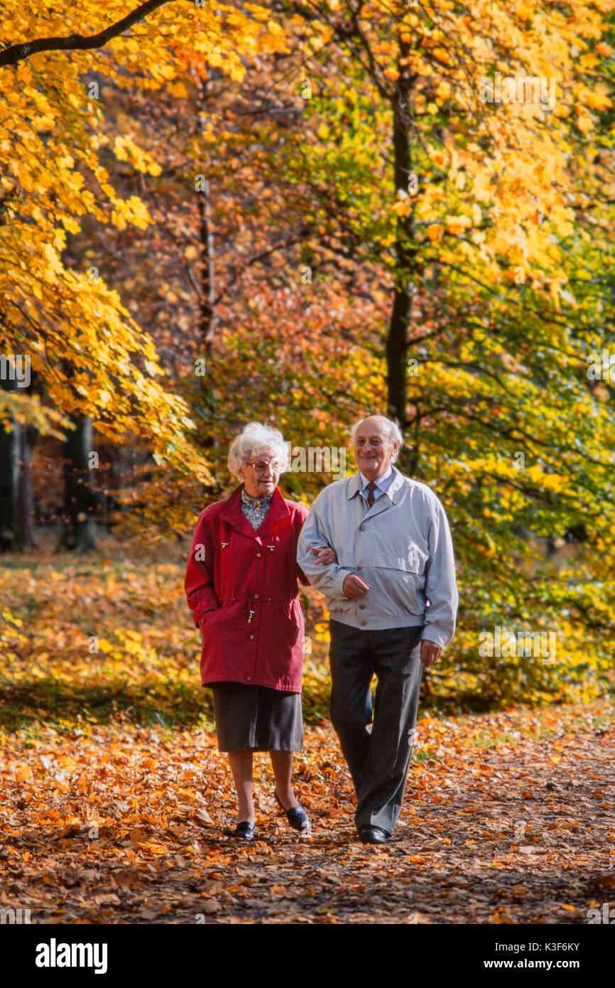 Paar Senioren geht für einen Spaziergang in den Wald Stockfoto