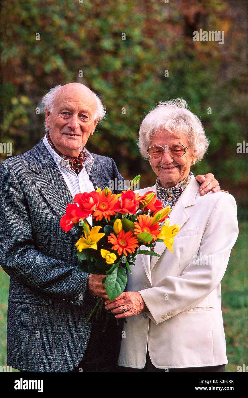 Senioren Paar mit Blumenstrauß Stockfoto