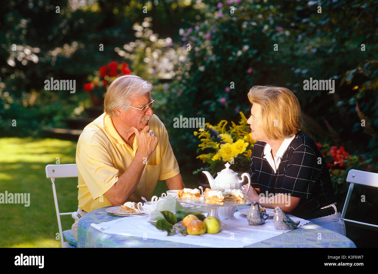 Senioren Paar am Kaffeetrinken im Garten Stockfoto