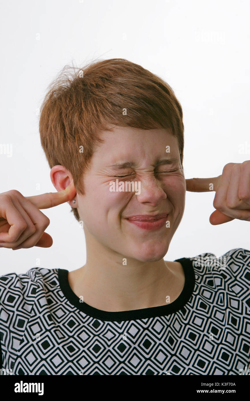 Junge Frau hält in der Nähe ihre Ohren Stockfoto