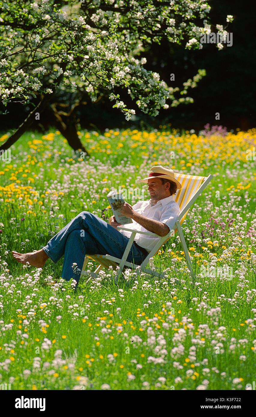 Der Mensch im Liegestuhl im Garten Stockfotografie - Alamy