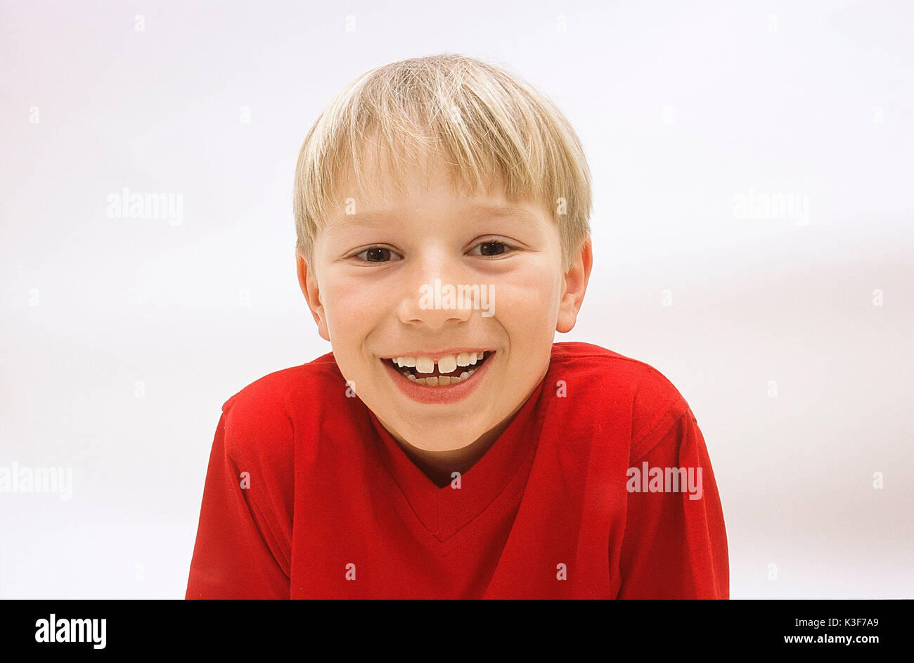 Portrait eines blonden Jungen Stockfoto