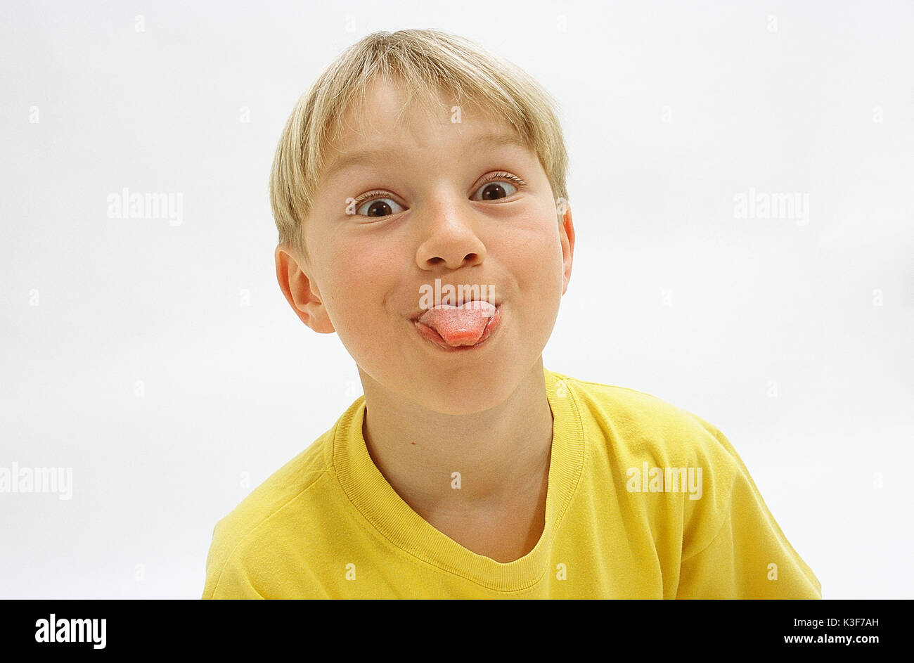 Blonde junge klebt die Zunge Stockfoto