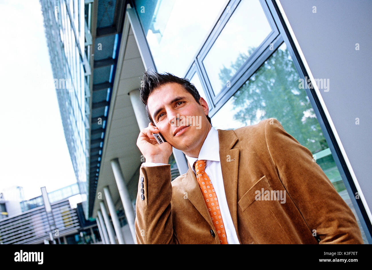 Junger Mann Telefone außerhalb Mobile Stockfoto