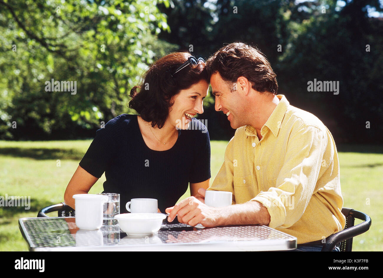 Kaffee im garten Fotos und Bildmaterial in hoher Auflösung Alamy