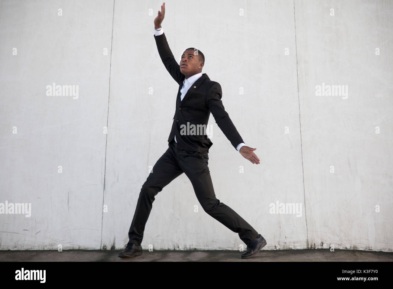 Junger Erwachsener Mann in Tanzpose Stockfoto