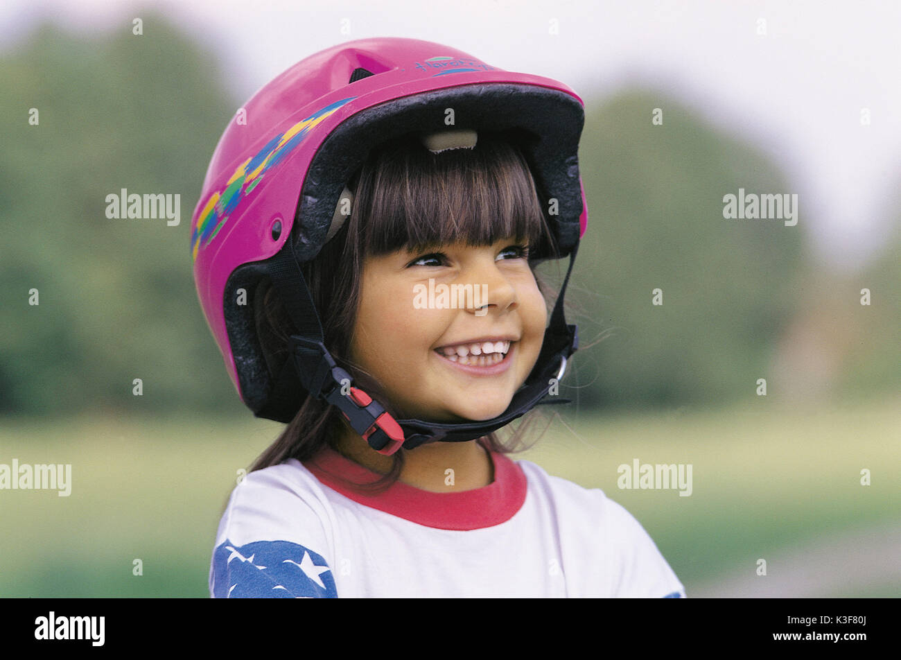 Portrait von kleinen Mädchen mit Fahrradhelm Stockfoto