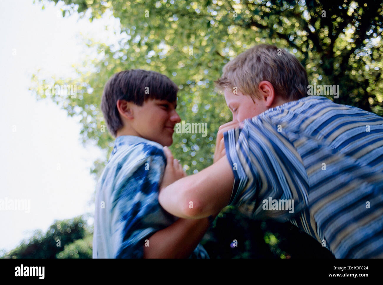 Zwei Jungs in der Nähe einer Rangelei Stockfoto
