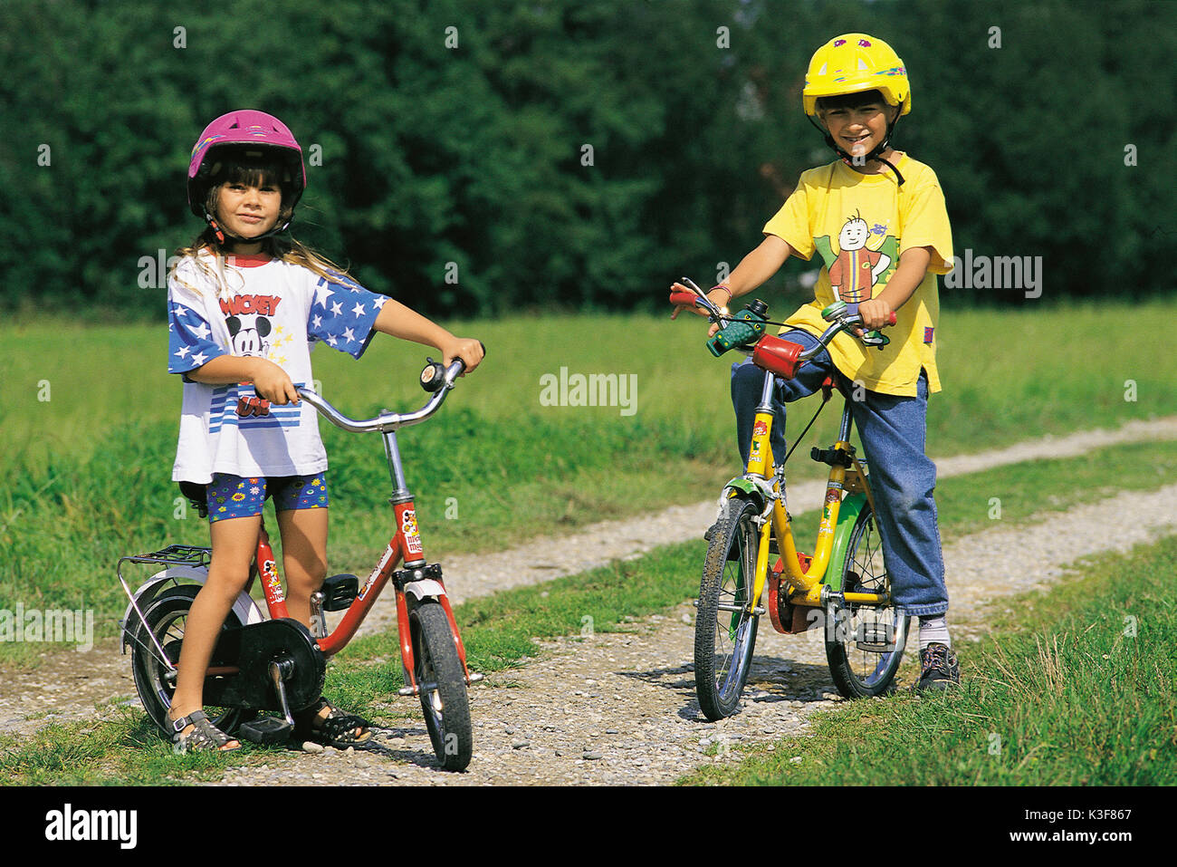 Zwei Kinder mit dem Fahrrad auf einem Feldweg Stockfoto