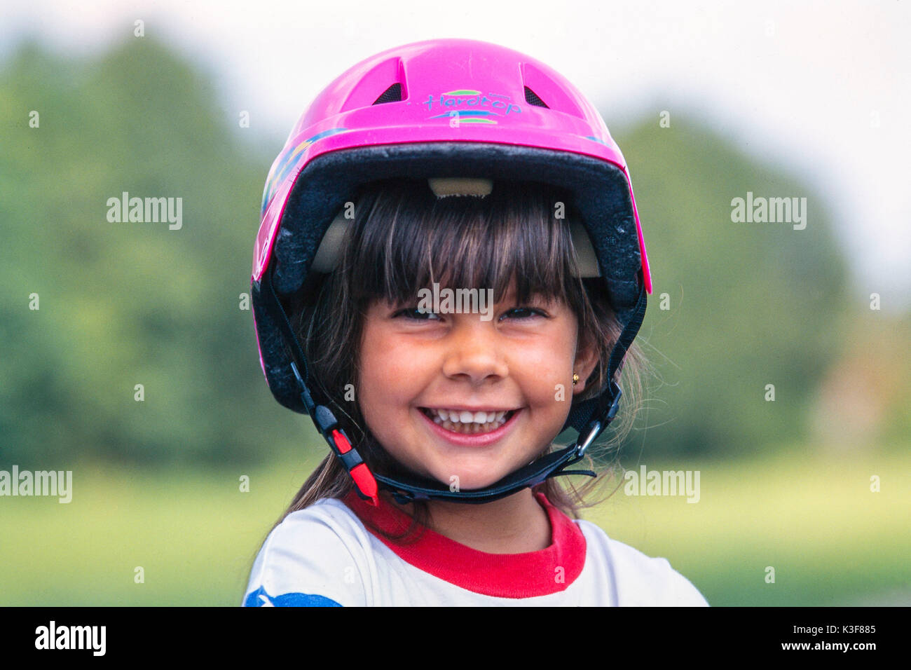 Lachenden kleinen Mädchen mit Fahrradhelm Stockfoto