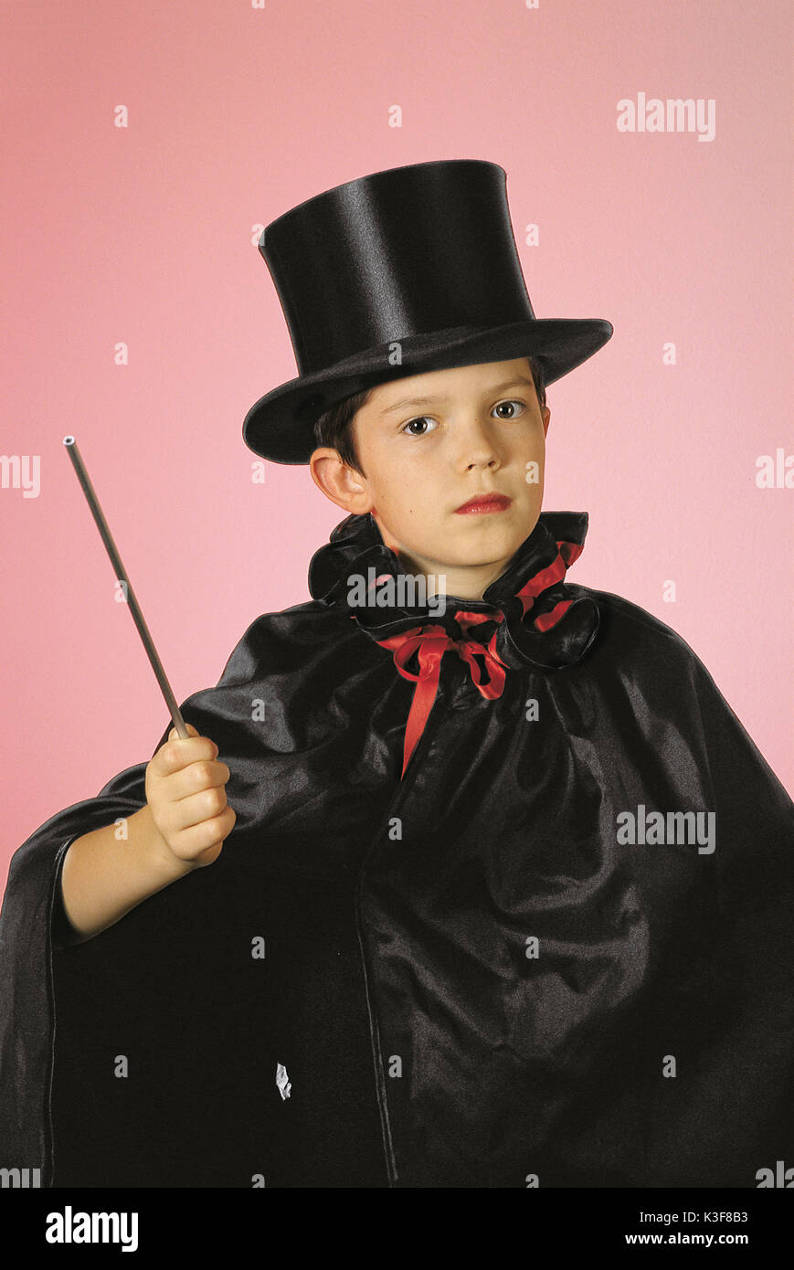 Kleiner Junge verkleidet als Zauberer Stockfoto