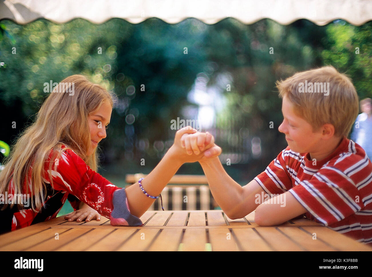 Junge und Mädchen am Indischen wrestling Stockfoto