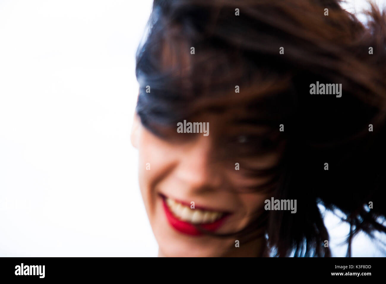 Porträt einer lächelnden Frau mit Haarbedeckung Gesicht Stockfoto