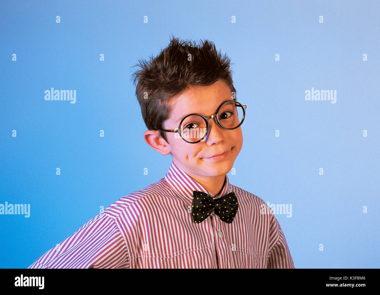 Junge mit großen Gläsern Stockfoto