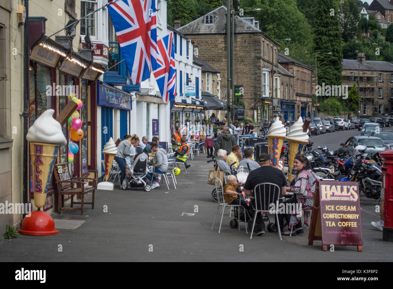Union Jack Flaggen über Cafés und Teestuben auf North Parade bei Matlock Bath in Derbyshire UK Flying Stockfoto