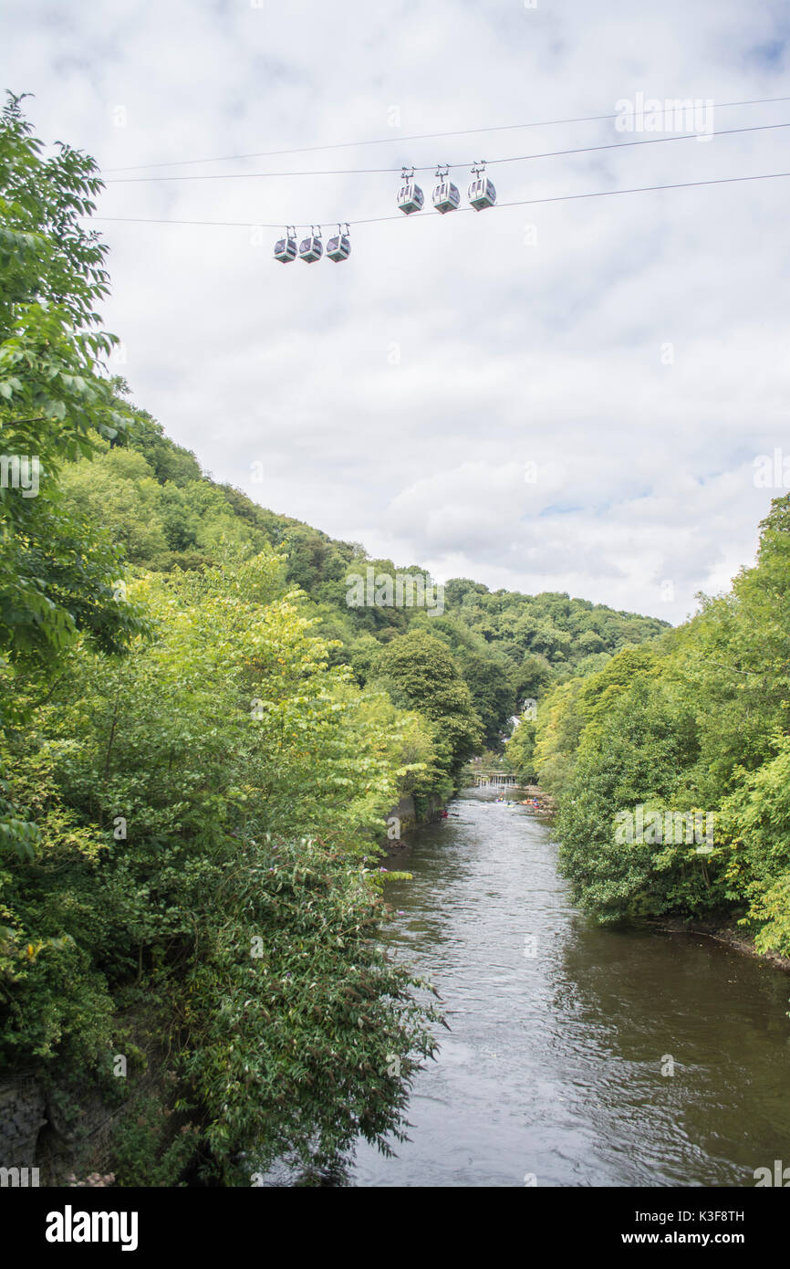 Seilbahnen von den Höhen des Abraham Fahrt über den Fluss Derwent in Matlock Bath in Derbyshire UK Stockfoto