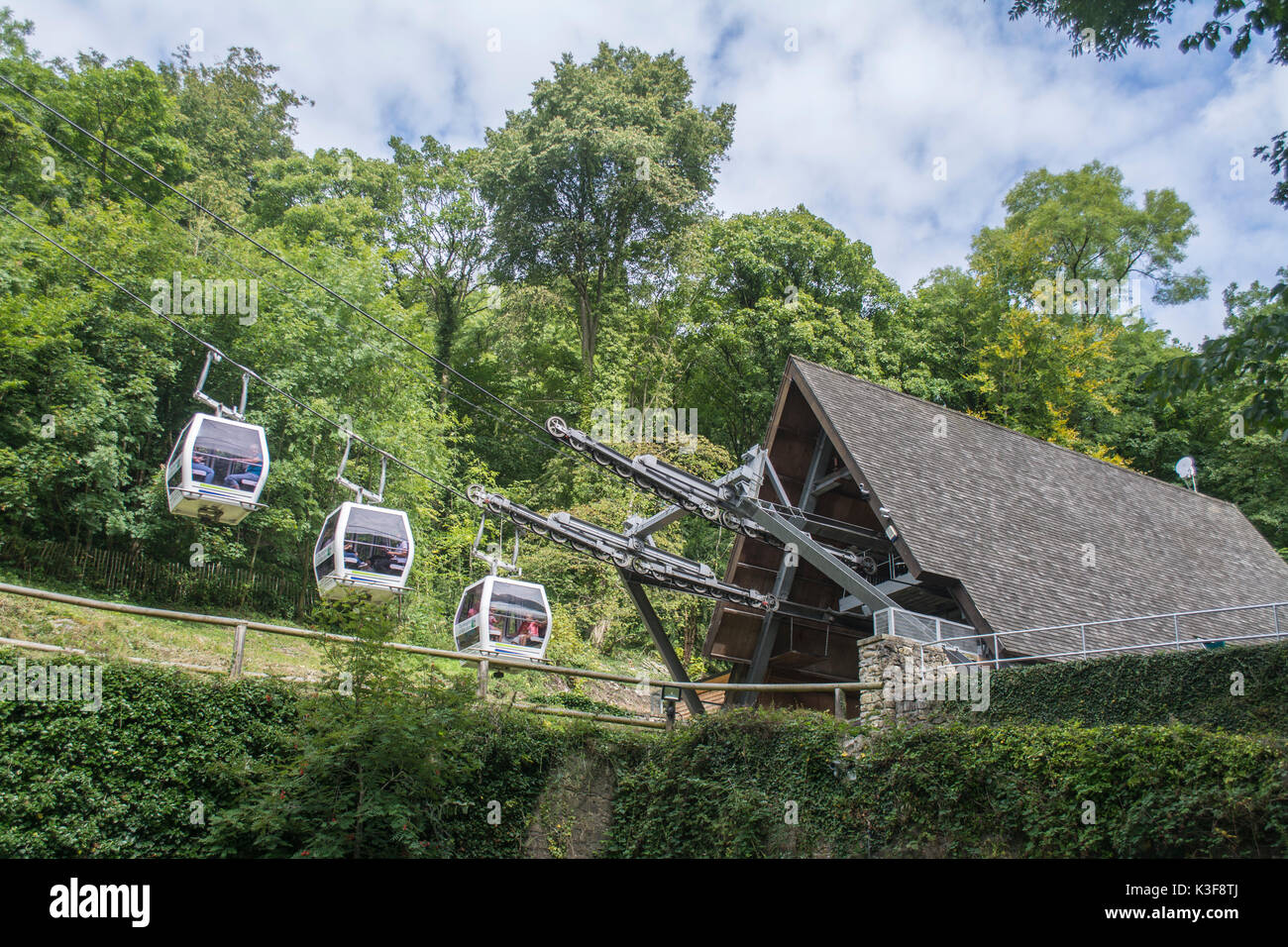 Drei Gondeln Verlassen ihrer Station auf dem Weg nach oben auf den Höhen von Abraham Fahrt am Matlock Bath in Derbyshire UK Stockfoto