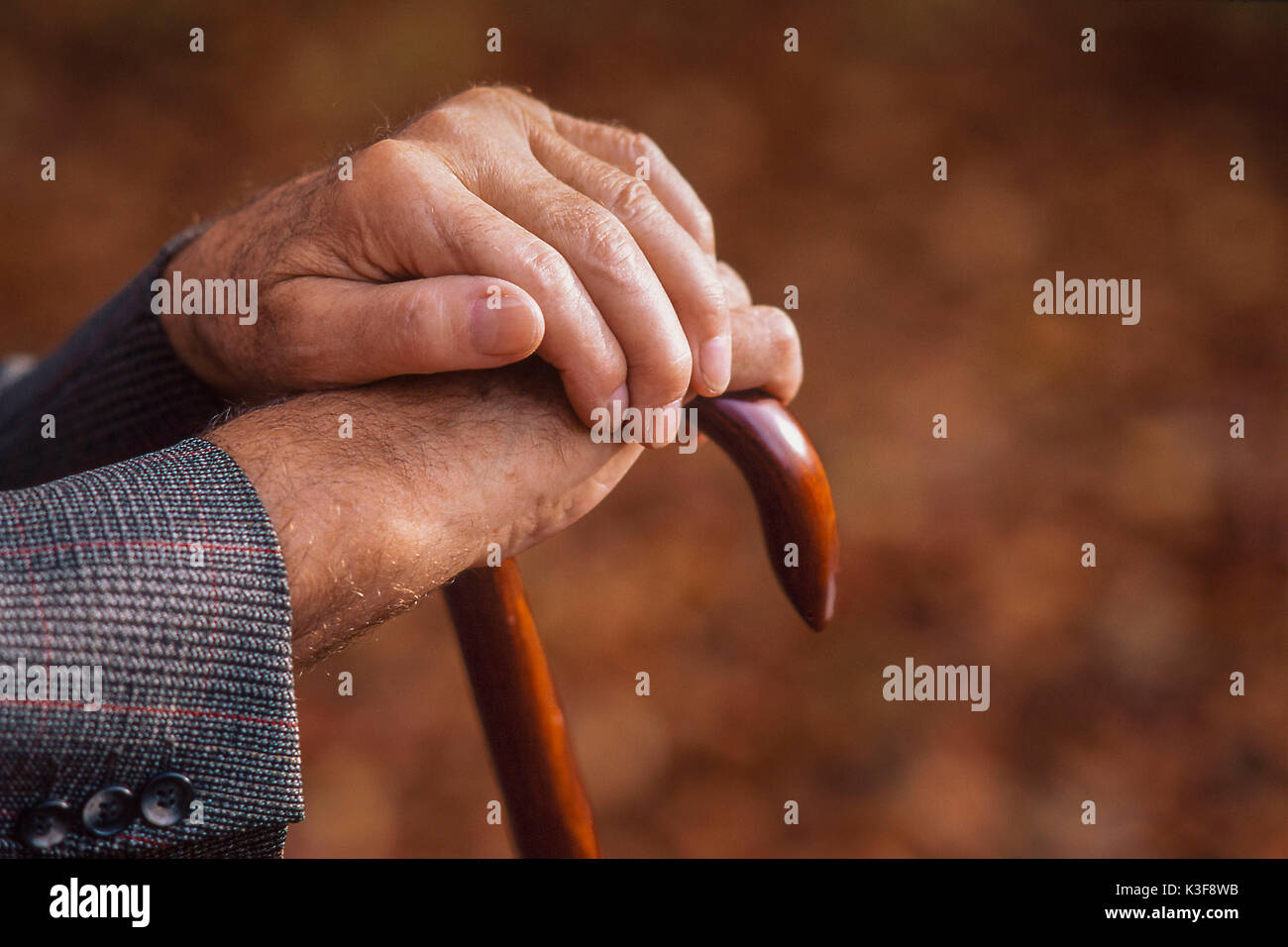 Die Hände eines alten Mannes auf einem Walking Floor Stockfoto