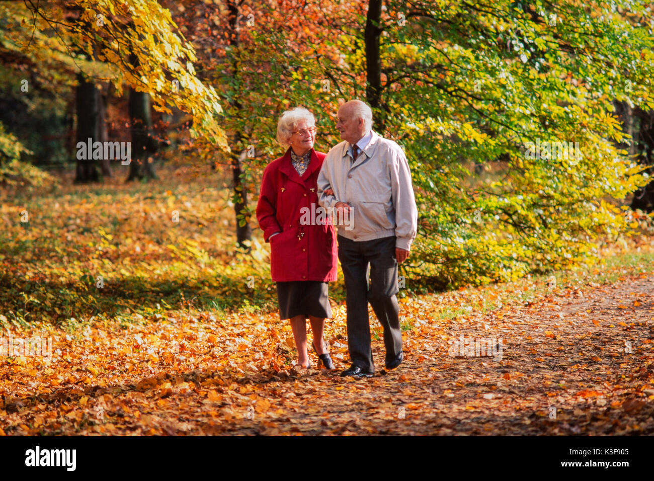 Paar Senioren geht für einen Spaziergang in den Wald Stockfoto