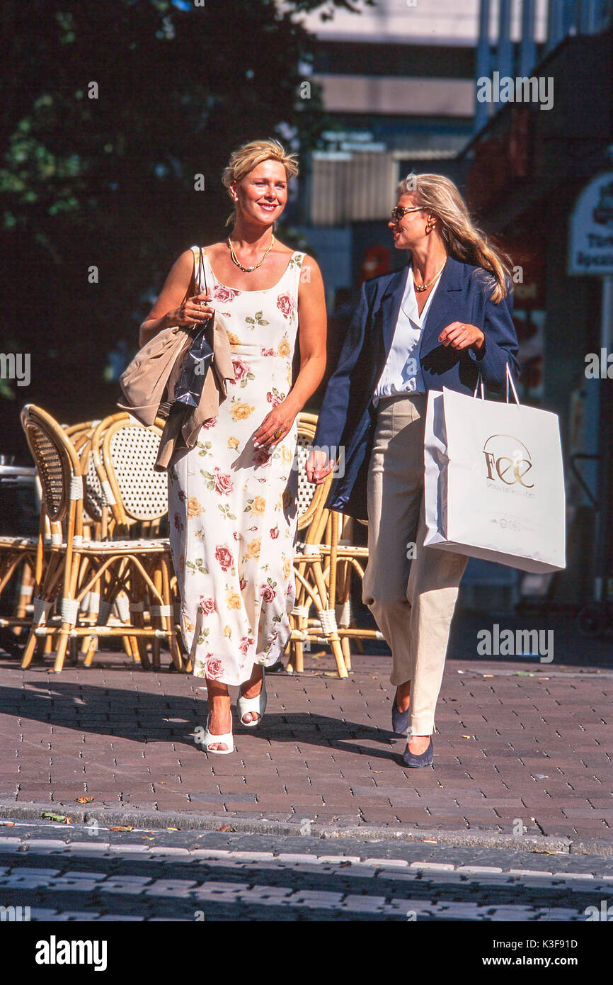 Zwei Frauen in der Nähe der Einkauf schlendern Stockfoto