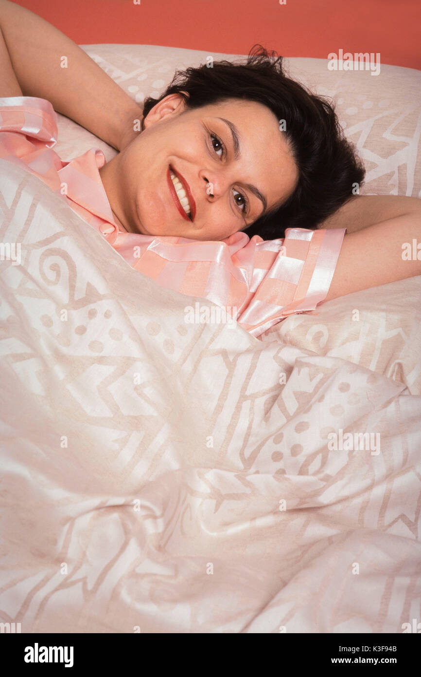 Frau liegt wach im Bett Stockfoto