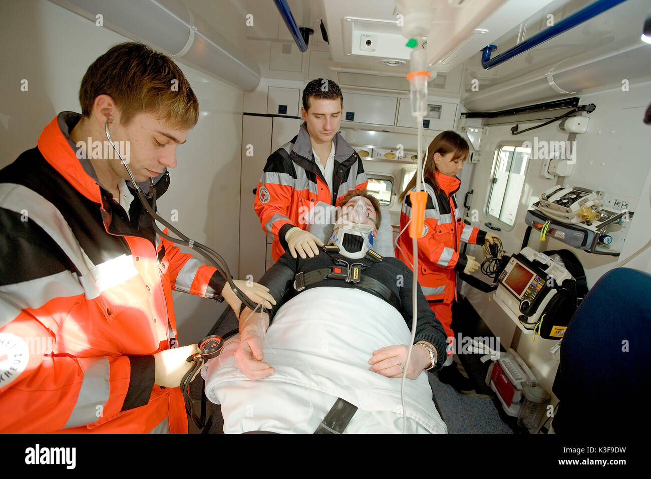 Sanitäter im Einsatz Stockfoto