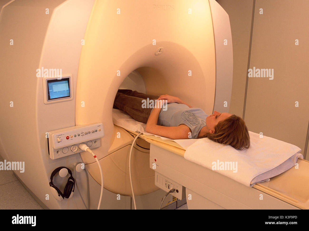 Junge Frau/Patient auf der magnetischen Resonanz Stockfoto