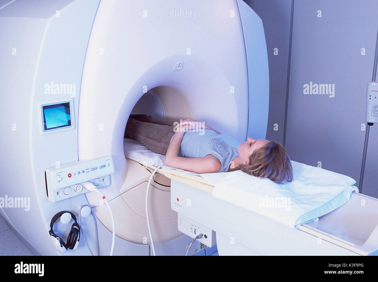 Junge Frau/Patient auf der magnetischen Resonanz Stockfoto