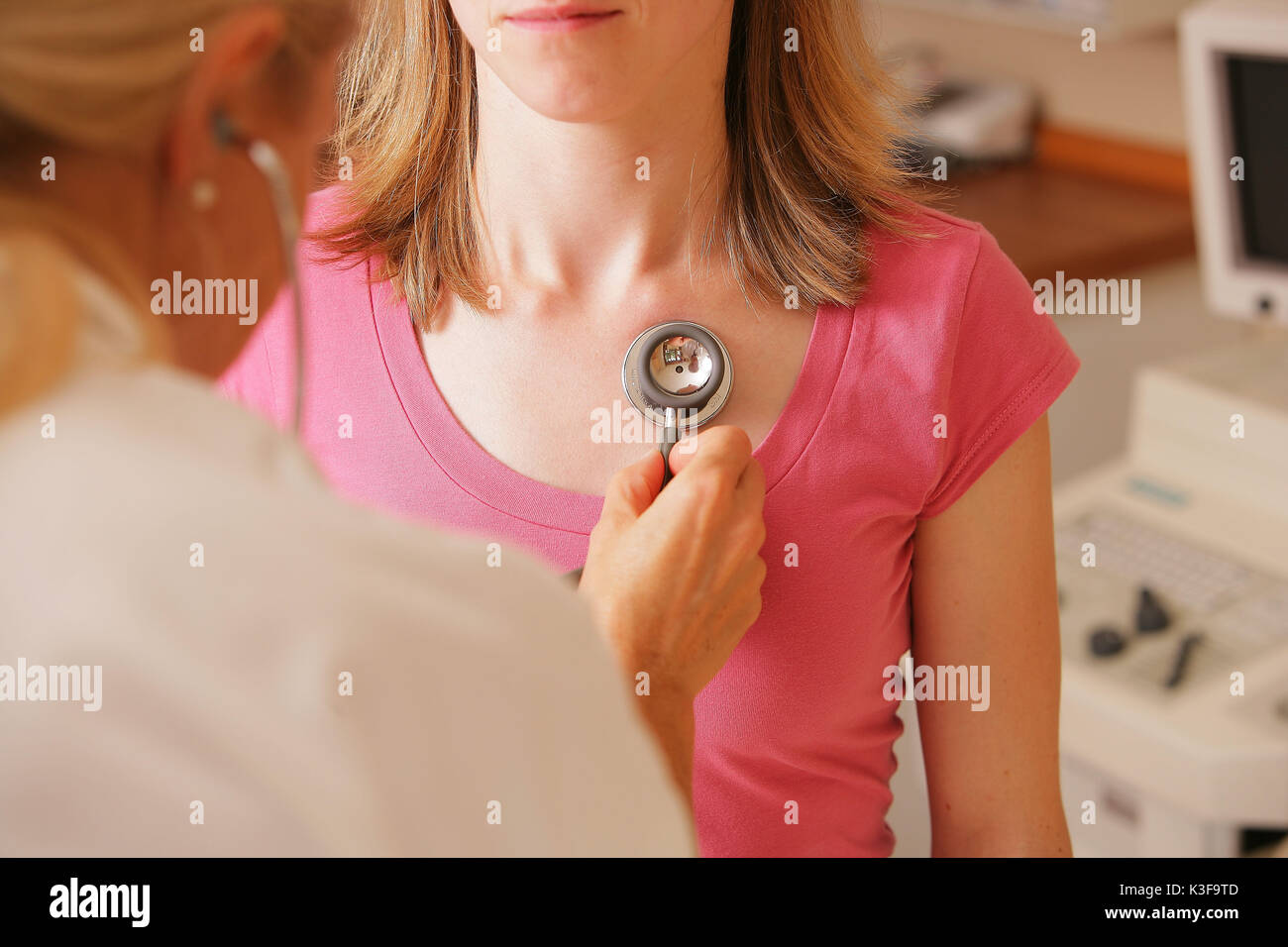 Arzt hört sich die Patienten an Stethoskop Stockfoto